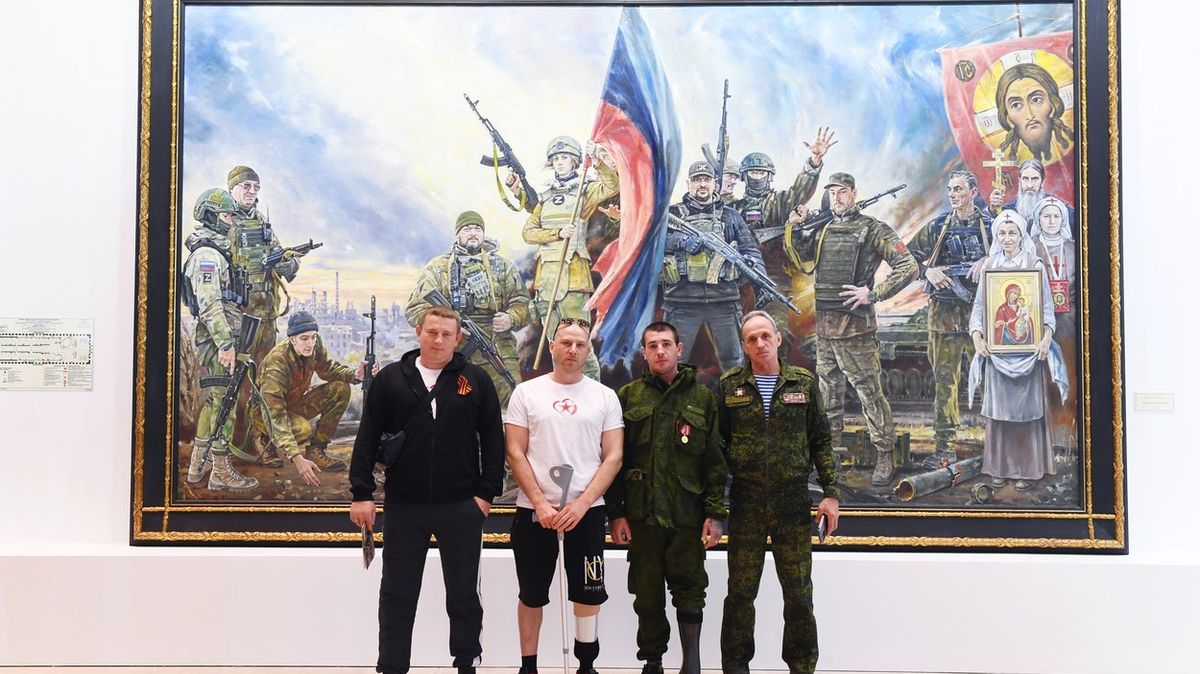 „Jsme Rusové, Bůh je s námi.“ Fotky z výstavy namalované na míru Kremlu